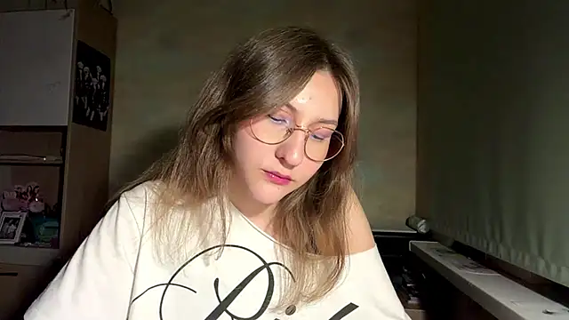 Snapshot of Miaaa_Moon chatting on 05/17/26, 07:14 Miaaa Moon online show from 05/17/26, 07:14
