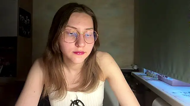 Snapshot of Miaaa_Moon chatting on 05/16/26, 04:39 Miaaa Moon online show from 05/16/26, 04:39