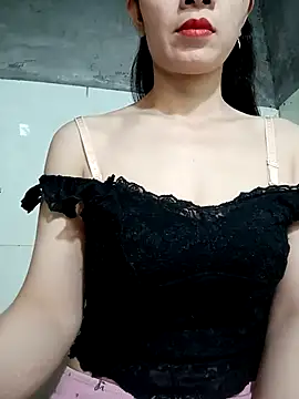 Snapshot of Vyvvyy69 chatting on 07/10/26, 10:43 Vyvvyy69 online show from 07/10/26, 10:43