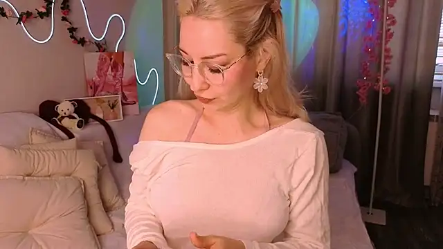 Snapshot of lusciousslily chatting on 07/03/26, 03:13 lusciousslily online show from 07/03/26, 03:13