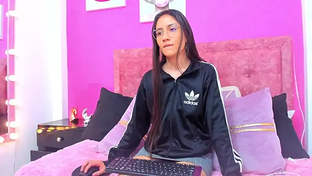 Vaiolletcooper online show from 03/06/26, 03:40