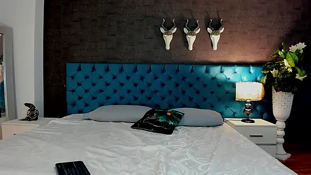 LunnaMoretti online show from 04/05/26, 02:13