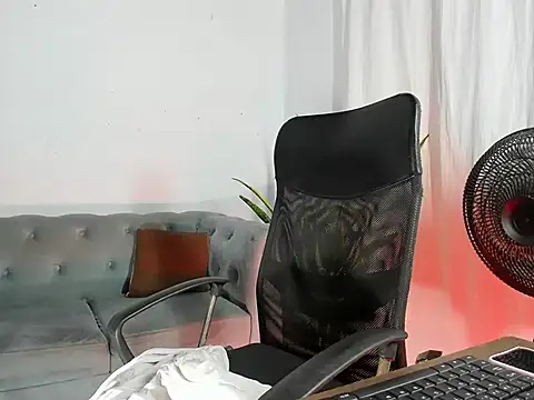 Snapshot of camila_wood chatting on 05/15/26, 11:36 camila wood online show from 05/15/26, 11:36