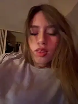 Snapshot of romyamo chatting on 04/16/26, 10:27 romyamo online show from 04/16/26, 10:27