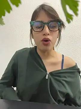 Snapshot of romyamo chatting on 02/17/26, 01:58 romyamo online show from 02/17/26, 01:58