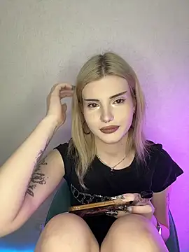 ScarletBlackwood online show from 04/14/26, 05:18