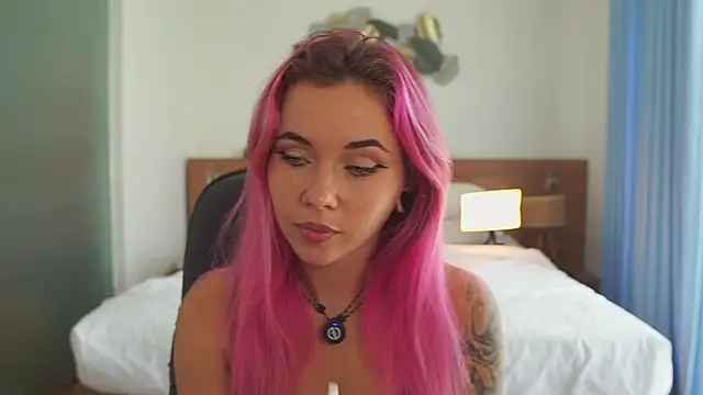 Sarah Pink online show from 12/18/25, 02:27