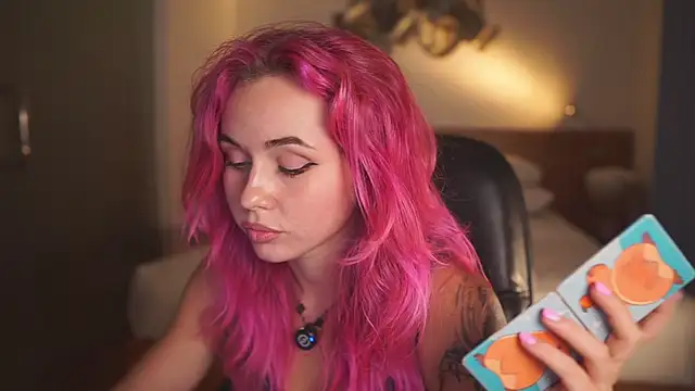 Snapshot of Sarah_Pink chatting on 05/01/26, 02:33 Sarah Pink online show from 05/01/26, 02:33