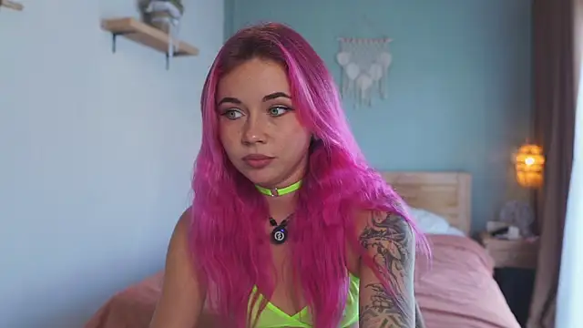 Sarah Pink online show from 12/04/25, 12:20