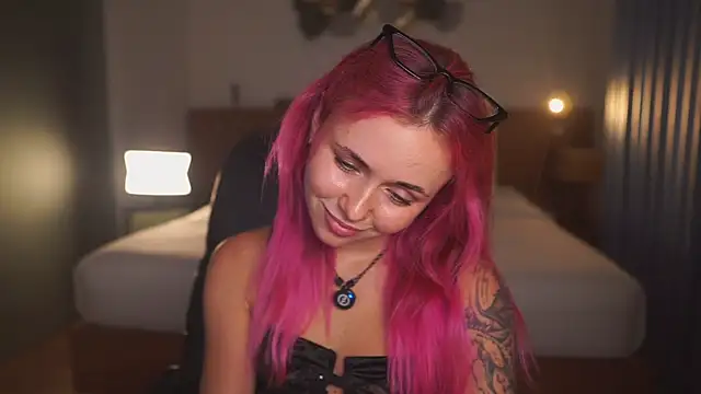 Snapshot of Sarah_Pink chatting on 05/15/26, 01:53 Sarah Pink online show from 05/15/26, 01:53