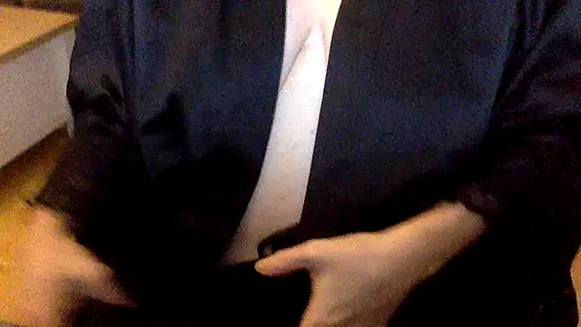 Snapshot of ElizabethArden42- chatting on 02/04/26, 10:27 ElizabethArden42- online show from 02/04/26, 10:27