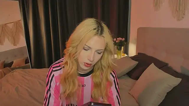 Snapshot of Tiffany__King chatting on 07/06/26, 11:06 Tiffany King online show from 07/06/26, 11:06