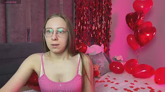 Snapshot of LillAlice chatting on 02/13/26, 12:32 LillAlice online show from 02/13/26, 12:32