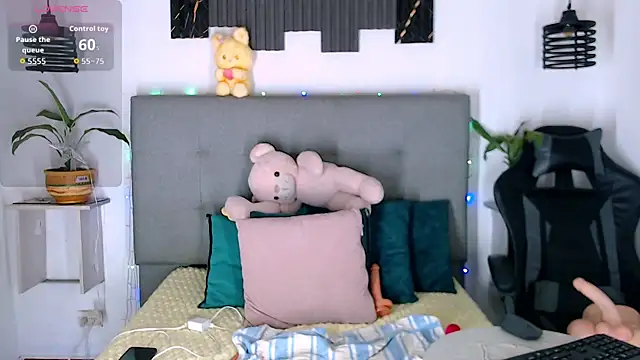 Snapshot of Sophia_Valentina chatting on 04/14/26, 04:39 Sophia Valentina online show from 04/14/26, 04:39