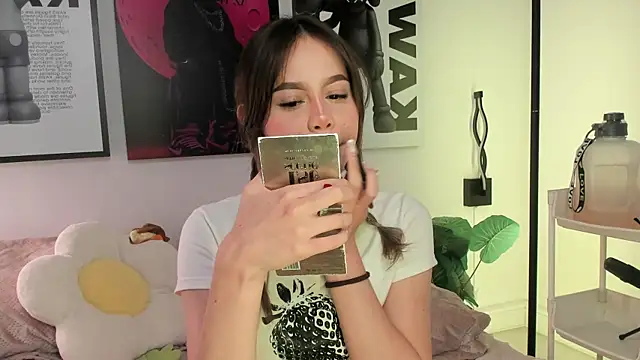 Snapshot of Hey_lucy__ chatting on 04/24/26, 11:34 Hey lucy online show from 04/24/26, 11:34