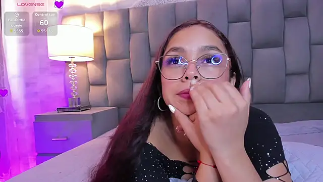 CarolineFyre online show from 05/11/26, 04:04