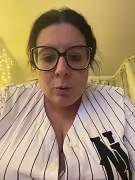 Snapshot of JasmineGlow7 chatting on 03/29/26, 10:22 JasmineGlow7 online show from 03/29/26, 10:22
