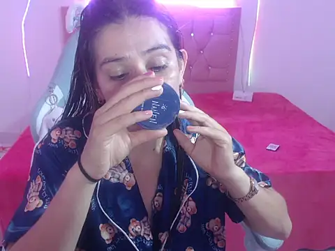 Snapshot of snowhot-69 chatting on 02/11/26, 12:32 snowhot-69 online show from 02/11/26, 12:32