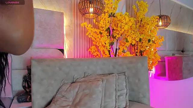 Snapshot of EmmaLovve chatting on 04/16/26, 03:18 EmmaLovve online show from 04/16/26, 03:18