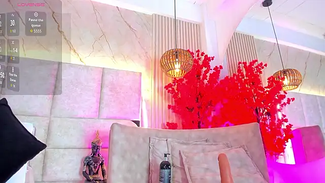 Snapshot of EmmaLovve chatting on 03/06/26, 02:28 EmmaLovve online show from 03/06/26, 02:28