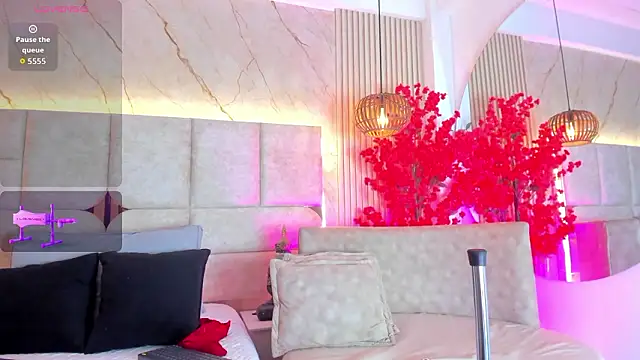 Snapshot of EmmaLovve chatting on 02/26/26, 02:33 EmmaLovve online show from 02/26/26, 02:33