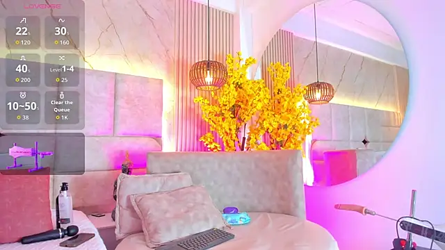 Snapshot of EmmaLovve chatting on 04/13/26, 02:37 EmmaLovve online show from 04/13/26, 02:37