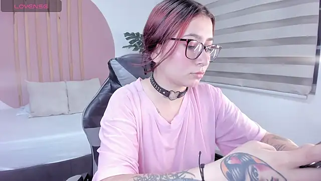 charlottee27  online show from 02/06/26, 02:07