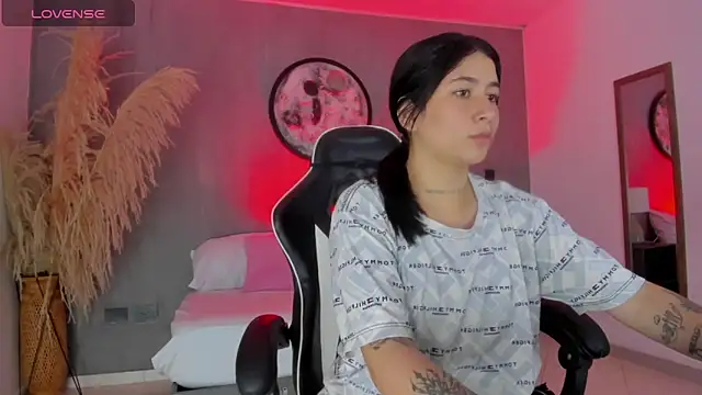 Snapshot of charlottee27_ chatting on 06/19/26, 01:55 charlottee27 online show from 06/19/26, 01:55