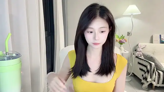 Snapshot of DYyyyyy-- chatting on 06/14/26, 11:44 DYyyyyy-- online show from 06/14/26, 11:44