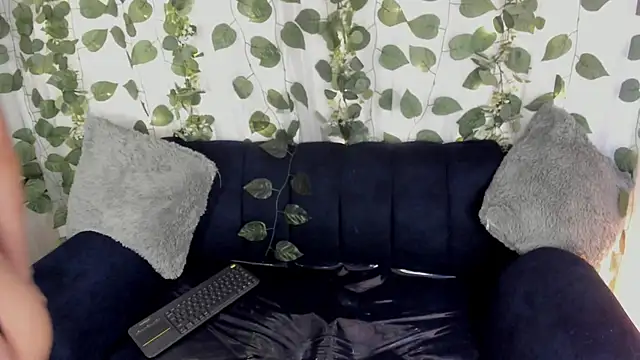 chloe petite2 online show from 05/06/26, 12:09