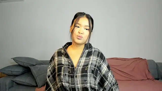 luna yum online show from 02/08/26, 02:15