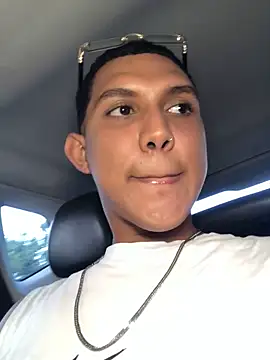 Snapshot of _Usher chatting on 02/21/26, 10:12 Usher online show from 02/21/26, 10:12