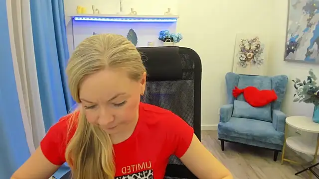 Snapshot of CharlotteKerti chatting on 03/25/26, 12:37 CharlotteKerti online show from 03/25/26, 12:37