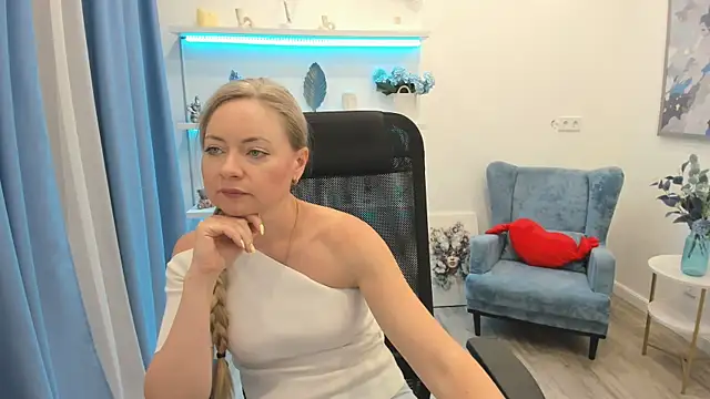 Snapshot of CharlotteKerti chatting on 05/27/26, 12:01 CharlotteKerti online show from 05/27/26, 12:01