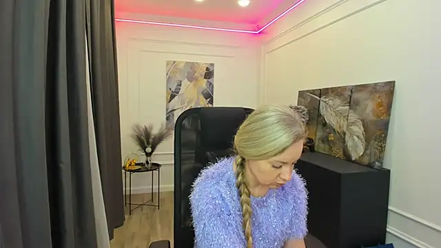 Snapshot of CharlotteKerti chatting on 04/06/26, 12:06 CharlotteKerti online show from 04/06/26, 12:06