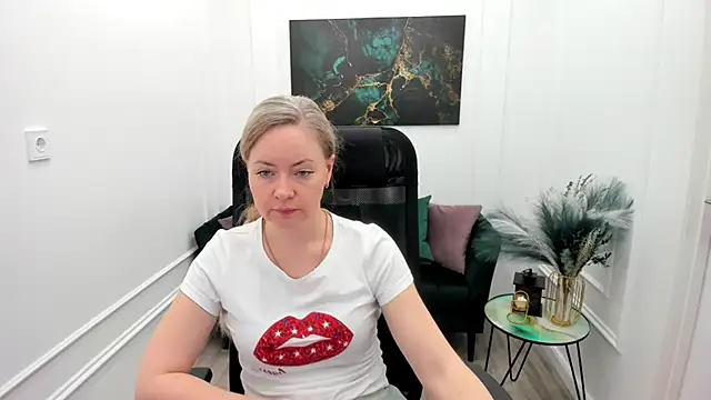 Snapshot of CharlotteKerti chatting on 05/16/26, 11:42 CharlotteKerti online show from 05/16/26, 11:42