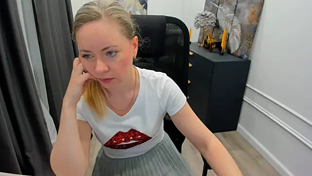 Snapshot of CharlotteKerti chatting on 05/18/26, 11:48 CharlotteKerti online show from 05/18/26, 11:48