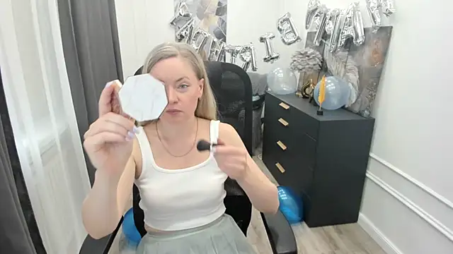 Snapshot of CharlotteKerti chatting on 05/20/26, 11:40 CharlotteKerti online show from 05/20/26, 11:40