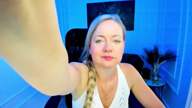 Snapshot of CharlotteKerti chatting on 07/10/26, 11:43 CharlotteKerti online show from 07/10/26, 11:43