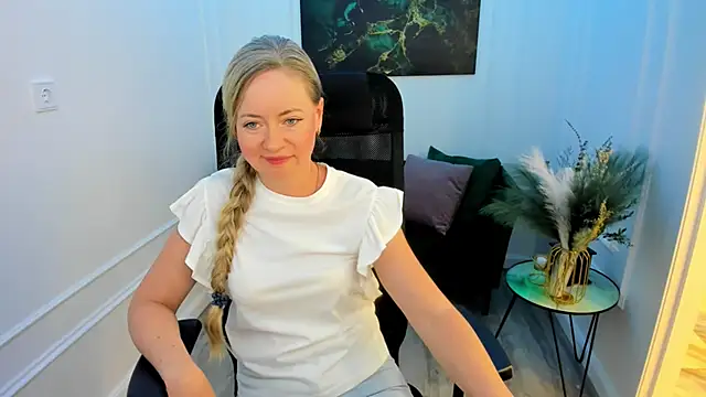 Snapshot of CharlotteKerti chatting on 05/25/26, 05:44 CharlotteKerti online show from 05/25/26, 05:44