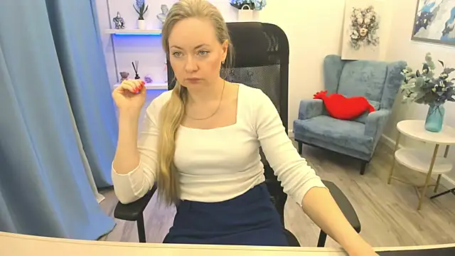 Snapshot of CharlotteKerti chatting on 04/14/26, 11:37 CharlotteKerti online show from 04/14/26, 11:37