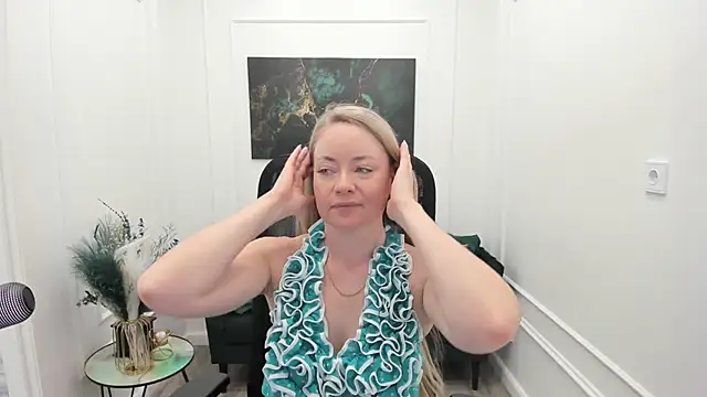 Snapshot of CharlotteKerti chatting on 05/23/26, 11:42 CharlotteKerti online show from 05/23/26, 11:42