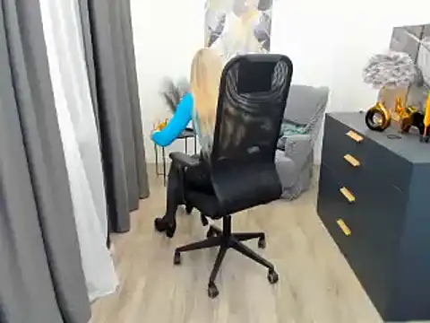 Snapshot of CharlotteKerti chatting on 03/27/26, 01:01 CharlotteKerti online show from 03/27/26, 01:01