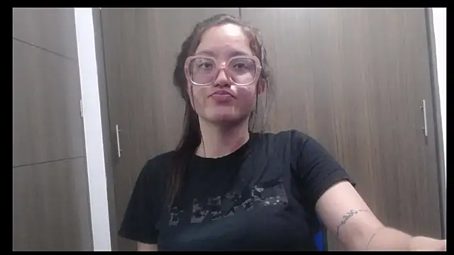 Snapshot of sheryl_25 chatting on 03/02/26, 04:24 sheryl 25 online show from 03/02/26, 04:24