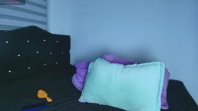 Snapshot of alys_love chatting on 02/21/26, 01:07 alys love online show from 02/21/26, 01:07