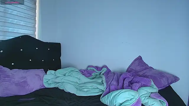 Snapshot of alys_love chatting on 02/24/26, 07:04 alys love online show from 02/24/26, 07:04