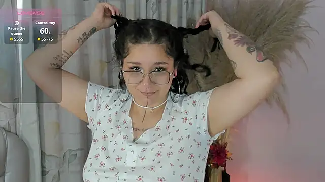 Snapshot of Sylvara_bx chatting on 06/17/26, 11:53 Sylvara bx online show from 06/17/26, 11:53