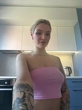 Snapshot of SinLuna_ chatting on 06/23/26, 03:43 SinLuna online show from 06/23/26, 03:43