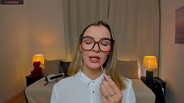 Snapshot of SinLuna_ chatting on 02/20/26, 04:31 SinLuna online show from 02/20/26, 04:31