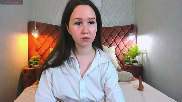 Snapshot of MonicaBev chatting on 02/15/26, 08:08 MonicaBev online show from 02/15/26, 08:08